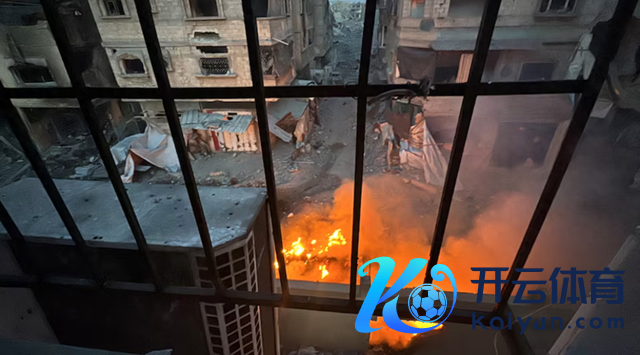 卡迈勒·阿德万病院的窗外燃起大火。图源：英媒